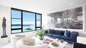 Smart TV, books, offices - Impeccably positioned with Outstanding Harbour Views! (Darling Point)