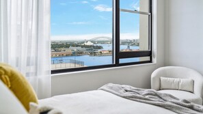 3 bedrooms, desk, iron/ironing board, free WiFi - Impeccably positioned with Outstanding Harbour Views! (Darling Point)
