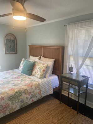 1 chambre, fer et planche à repasser, lit de bébé portatif