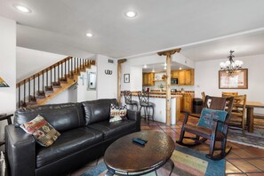 智能電視、壁爐、DVD 播放機