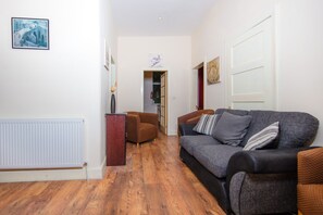 TV - Old Town Apartment near Calton Hill (Edinburgh)