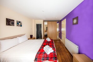 3 bedrooms, iron/ironing board, free WiFi, bed sheets - Old Town Apartment near Calton Hill (Edinburgh)