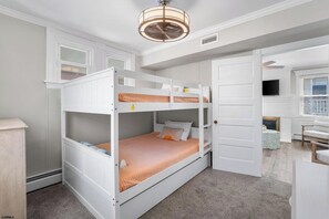 3 bedrooms, WiFi - LOCATION, LOCATION, LOCATION Beachclock Getaway (Ocean City)