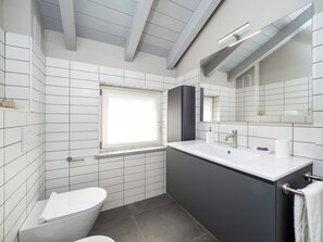 Baignoire, sĂšche-cheveux, serviettes fournies