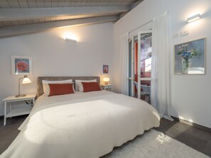 3 chambres, coffres-forts dans les chambres, fer et planche à repasser