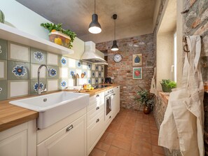 Fridge, oven, dishwasher, coffee/tea maker