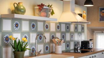 Réfrigérateur, four, lave-vaisselle, cafetiÚre/bouilloire