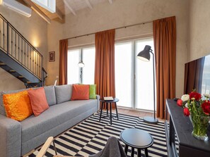 TV - Bright Farmhouse Loft near Lake Maggiore and Orta (Cressa)