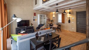 TV - Bright Farmhouse Loft near Lake Maggiore and Orta (Cressa)