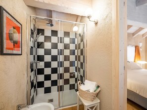 Ducha, secador de pelo y toallas