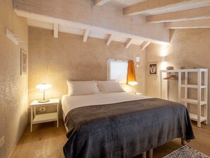 1 dormitorio, tabla de planchar con plancha, wifi gratis y ropa de cama