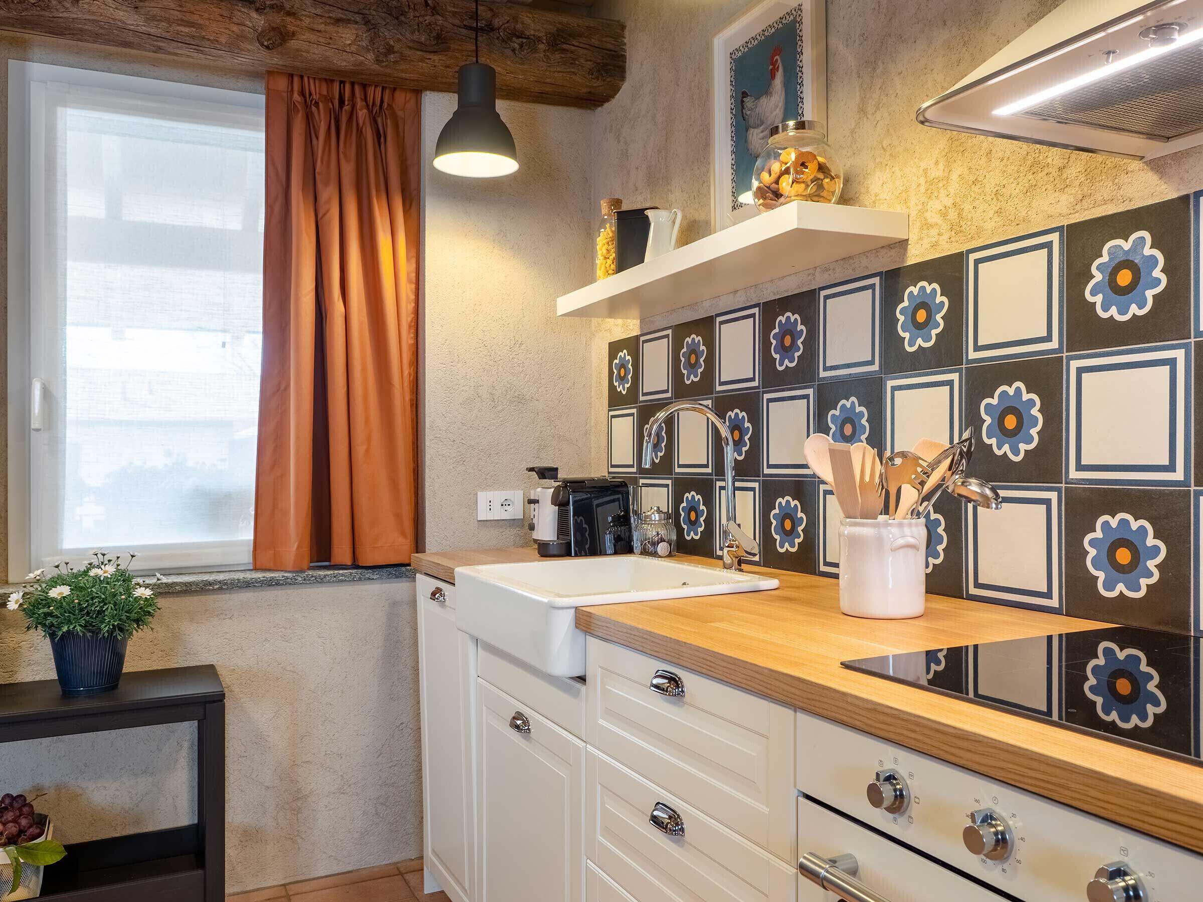 Kühlschrank, Ofen, Geschirrspüler, Wasserkocher mit Kaffee-/Teezubehör