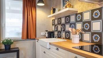 Kühlschrank, Ofen, Geschirrspüler, Wasserkocher mit Kaffee-/Teezubehör