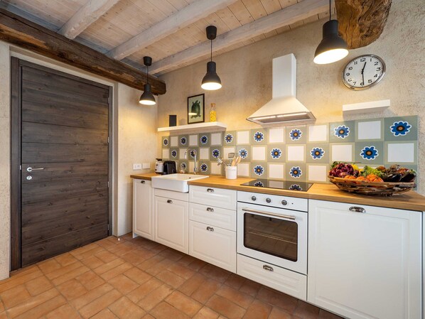 Fridge, oven, dishwasher, coffee/tea maker
