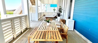 The Mansion - Beachfront Luxury with Elevator/Bikes/Ping-Pong
