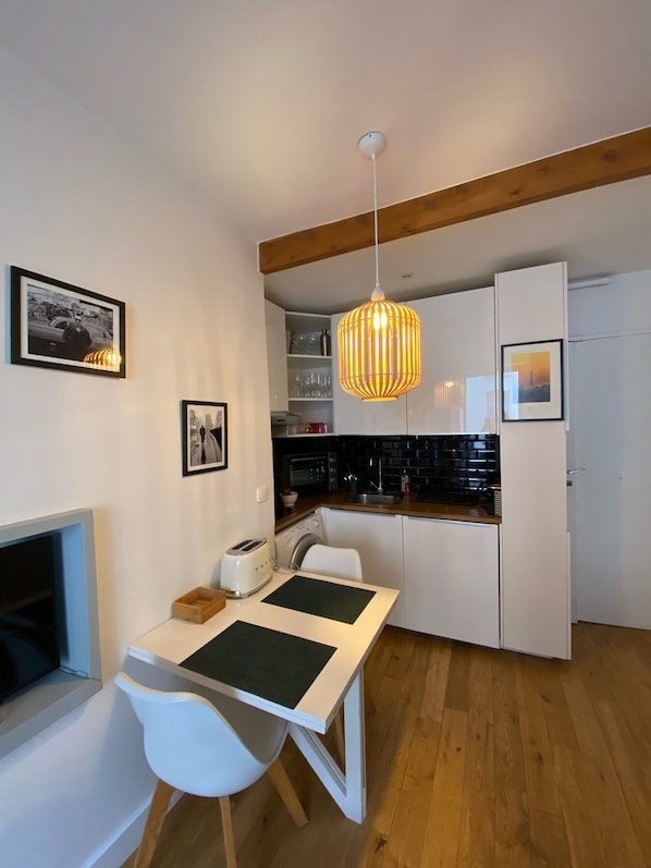 Een koelkast, een magnetron, een oven, een kookplaat