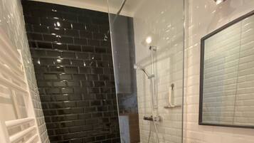 Douche, sèche-cheveux, serviettes fournies