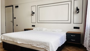 Chambre Deluxe | Minibar, rideaux occultants, fer et planche à repasser, draps fournis
