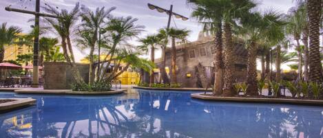 Utendørsbasseng og et oppvarmet basseng