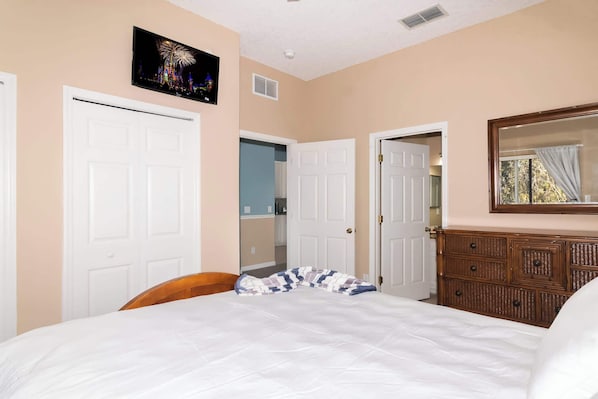 3 bedrooms, individually decorated, individually furnished, bed sheets - Breezy Day at Bahama Bay (Davenport)