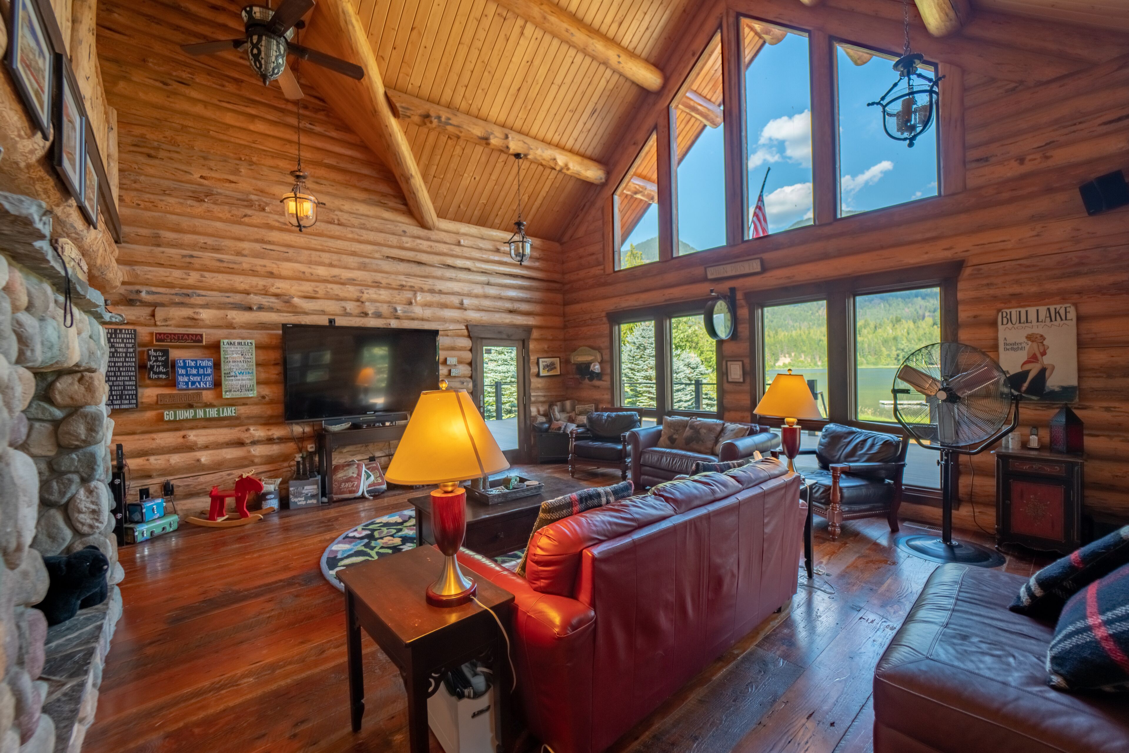 Télévision, cheminée