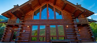 Shangrilog - Cabin with Mountain View & Lake Front Property