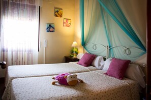 9 bedrooms, WiFi, bed sheets