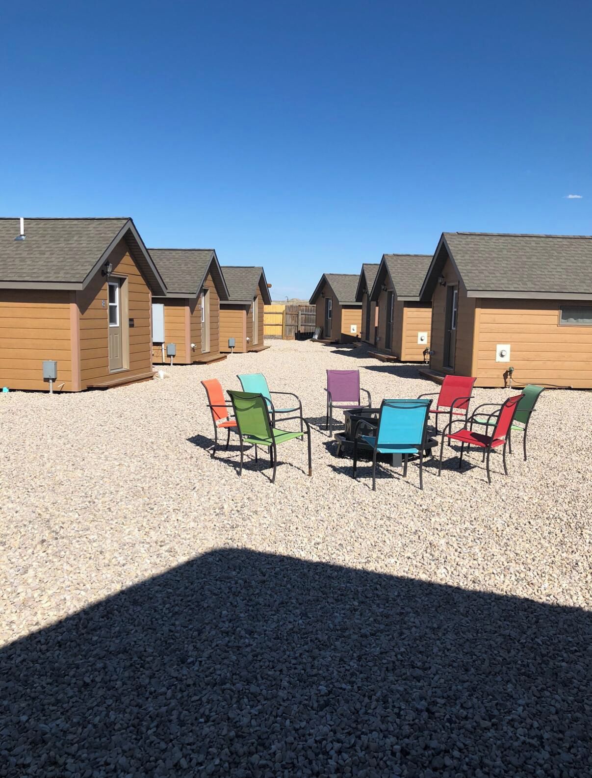 Een rij vakantiehuisjes met buitenplaatsen.