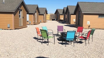 Een rij vakantiehuisjes met buitenplaatsen.