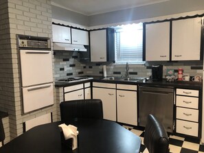 Mikrobølgeovn, oppvaskmaskin, kaffetrakter/tekoker og kjøkkenutstyr