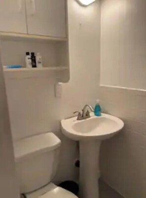 Bathtub, towels - 4 BEDROOM LARGE BACKYARD CLOSE TO THE BEACH (Hollywood)