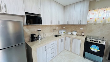 Appartement Supérieur, 2 chambres | Cuisine privée | Grand réfrigérateur, micro-ondes, grille-pain, cuiseur de riz