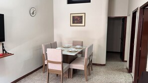 Comfort-Apartment, 2 Schlafzimmer | Esszimmer