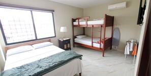 Appartement Affaires, 2 chambres | 2 chambres, rideaux occultants, fer et planche à repasser, Wi-Fi gratuit