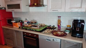 Eine Küche mit Mikrowelle, Toaster und Kaffeemaschine auf der Arbeitsfläche.