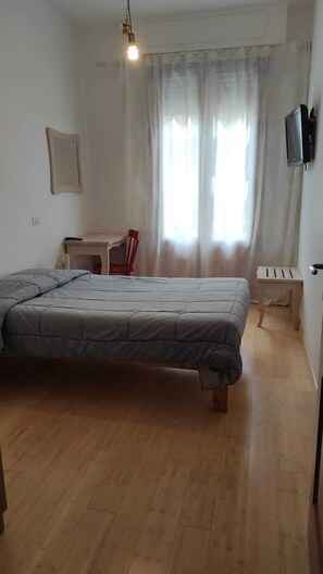 舒适单人房 | 高档床上用品、羽绒被、办公桌、笔记本电脑工作区