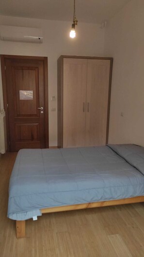 Quarto solteiro conforto | Roupas de cama premium, edredons de pluma, escrivaninha