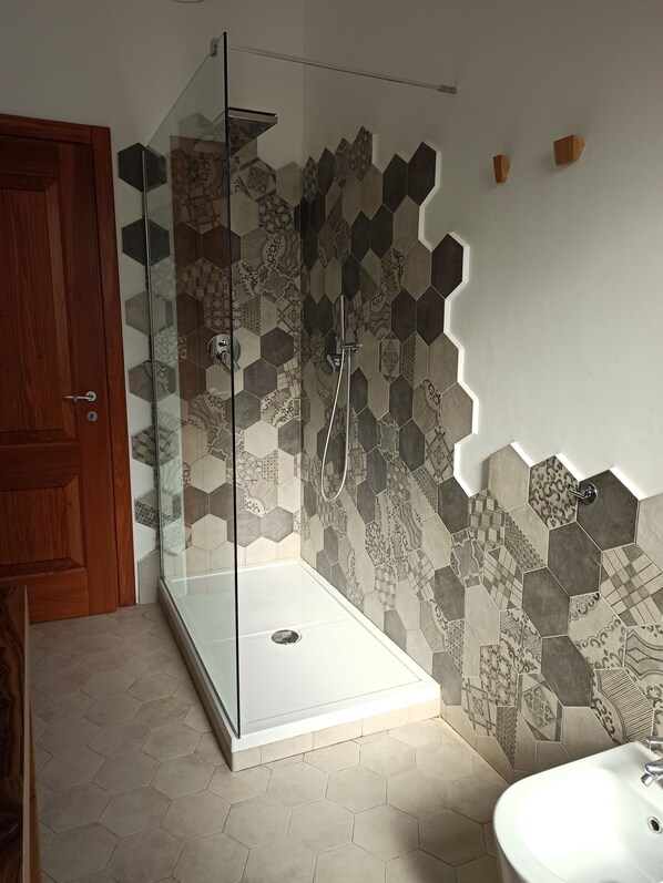Dusche, Regendusche, Haartrockner, Bidet