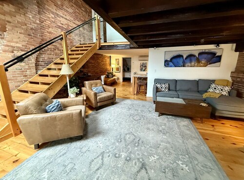Superb Location! Heart of Old Port-Spacious Apartment