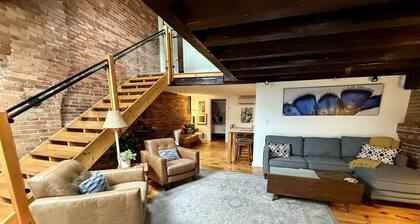 Superb Location! Heart of Old Port-Spacious Apartment