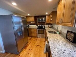 Fridge, microwave, oven, stovetop - Superb Location!! Heart of Old Port/Spacious Condo (Portland)