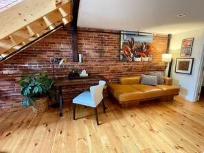 Smart TV, books - Superb Location!! Heart of Old Port/Spacious Condo (Portland)