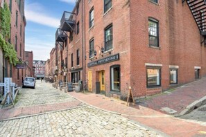 Exterior - Superb Location!! Heart of Old Port/Spacious Condo (Portland)