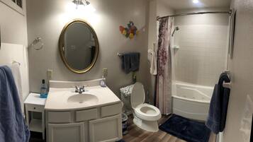 Ensemble douche/baignoire, baignoire Ă jets, serviettes fournies