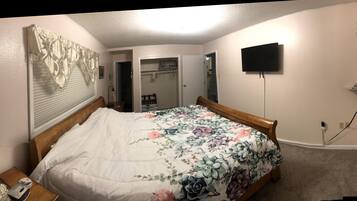 3 bedrooms, desk, bed sheets, wheelchair access