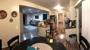 Un apartamento moderno con comedor, cocina y sala de estar.