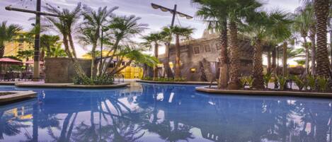 Una piscina al aire libre, una piscina climatizada