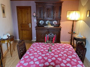 2 slaapkamers, een bureau, reisbedje, gratis wifi