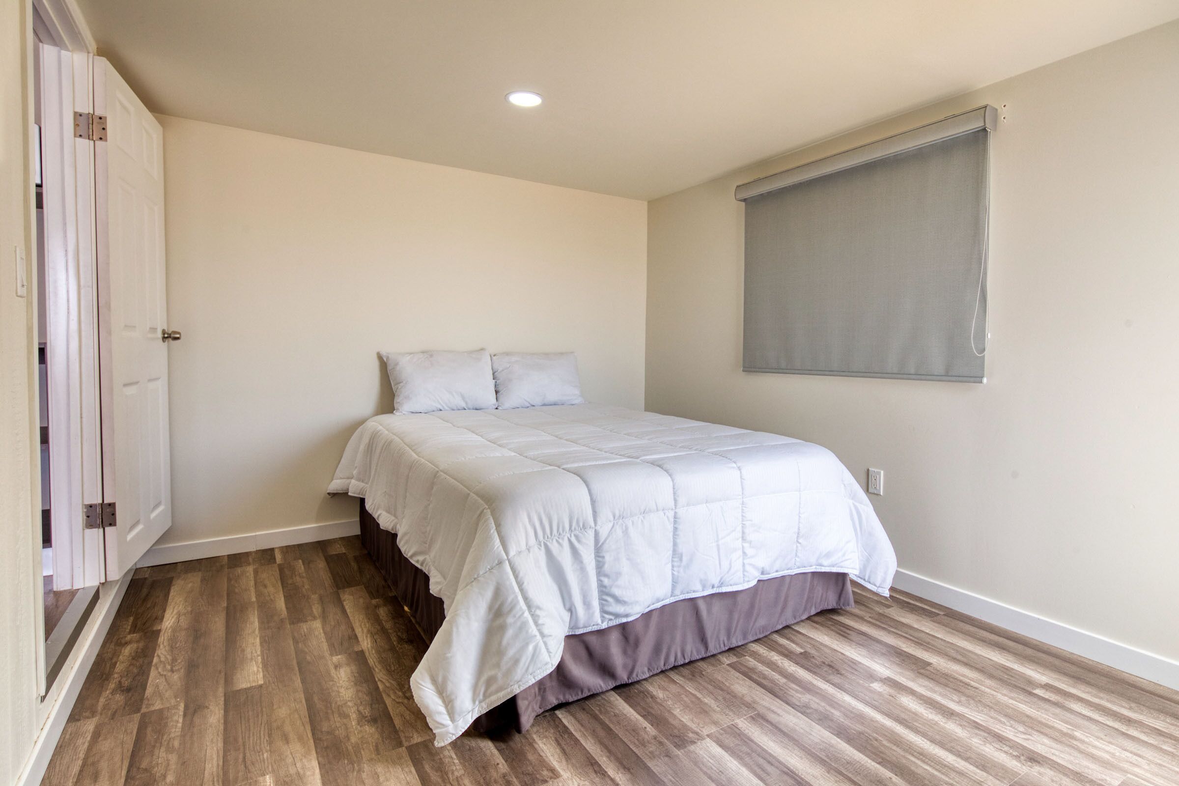 Tabla de planchar con plancha, wifi gratis y ropa de cama 