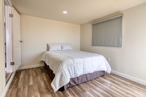 Iron/ironing board, free WiFi, bed sheets - Nicole Suites (Ensenada)